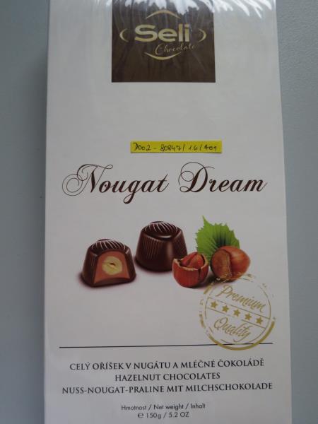 Nougat Dream, čokoládové bonbony z mléčné čokolády plněné lískoříškovou náplní (46%) a celými lískovými jádry (21%)