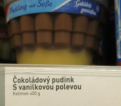 Pudink s čokoládovou příchutí s polevou s vanilkovou příchutí