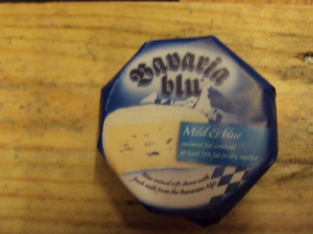 Bavaria blu (Přírodní sýr zrající s bílou plísní na povrchu a modrou plísní uvnitř hmoty)