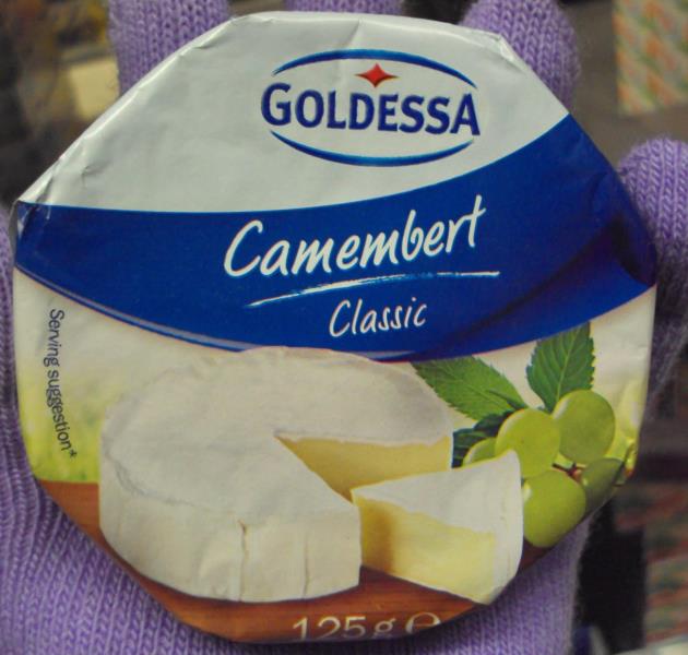 Camembert klasik - sýr s bílou plísní na povrchu