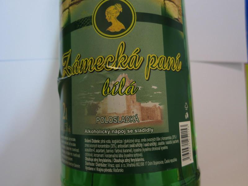 Zámecká paní bílá polosladká, alkoholický nápoj se sladidly ,šarže 04.04.2018