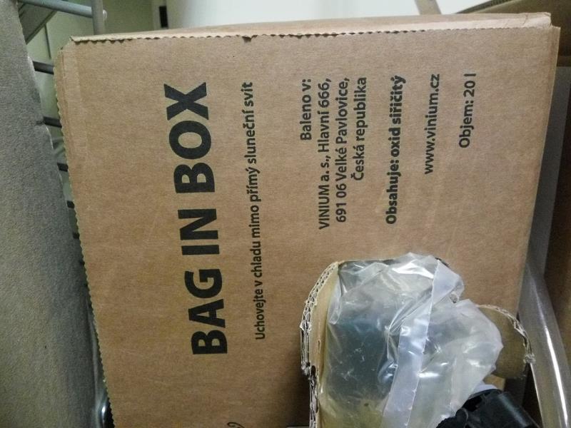 PINOT GRIS, víno bílé polosuché, víno z Maďarska, Chráněné zeměpisné označení Dunántúli, číslo šarže: L2382W211/3,Alk. 11,5 % Obj.,