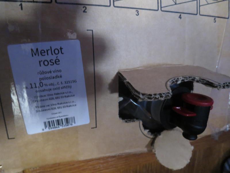Merlot rosé růžové víno polosladké, vyrobeno ve Španělsku, alk. 11,0 % obj.