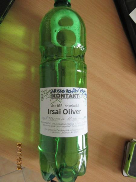 Irsai Oliver, Víno bílé, polosladké, č. šarže: C172200, alk. 11 % obj. Víno vyrobeno v České Republice z hroznů sklizených v Maďarsku