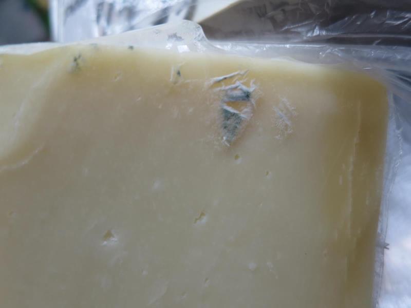 Provolone, pařený polotvrdý sýr,