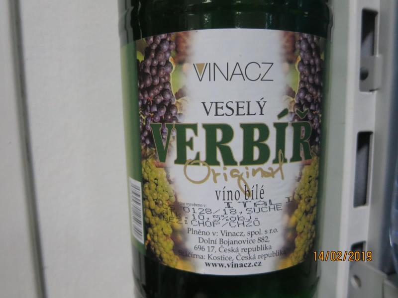 VESELÝ VERBÍŘ, víno bílé suché, víno vyrobeno v Itálii, alk. 10,5 % obj.