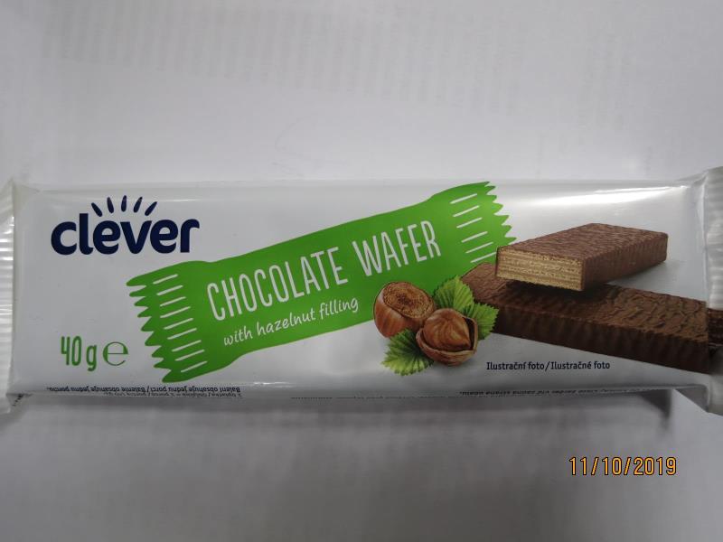 clever CHOCOLATE WAFER with hazelnut filling Oplatka plněná lískooříškovým krémem (51%) máčená mléčnou čokoládou (30%)