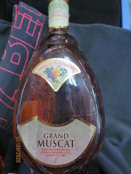 GRAND MUSCAT, bílé polosladké víno, Alc. 11% vol.