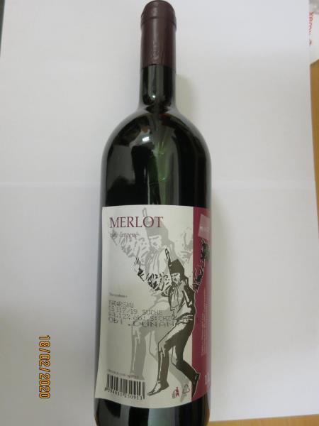 MERLOT, víno červené, vyrobeno v Maďarsku, číslo šarže CS 117/19, suché, alk. 12%obj., s CHZO obl. Dunantuli, plněno v: Vinacz, spol.s.r.o