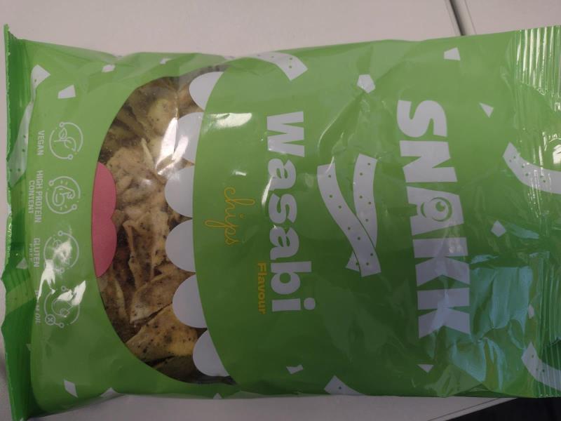 Snakk Wasabi chips, smažený hrachový snack s příchutí wasabi