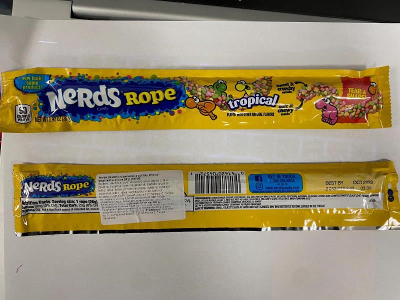 Nerds Rope tropical  želatinový pendrek s cukříky příchutí tropického  ovoce 26 g 