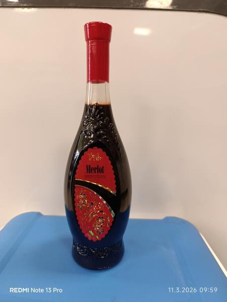 MERLOT -  červené víno, polosladké, vyrobeno v Moldavsku, alk.: 13 % obj.