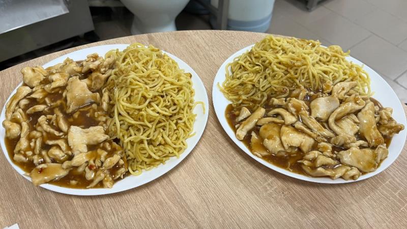 Kuřecí maso s Pekingskou omáčkou + Opékané nudle