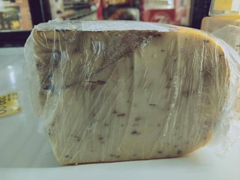 Gouda cheese L walnuts