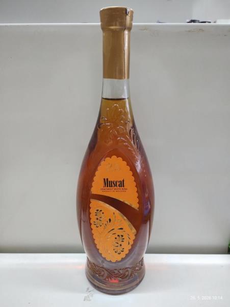 AURVIN, Muscat, víno bílé, polosladké, alk. 12,0 % obj.