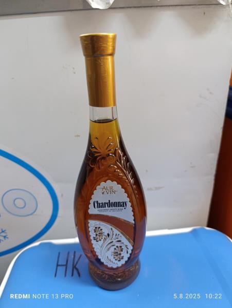 CHARDONNAY - bílé víno, polosladké, vyrobeno v Moldavsku, alk.: 11,5 % obj.