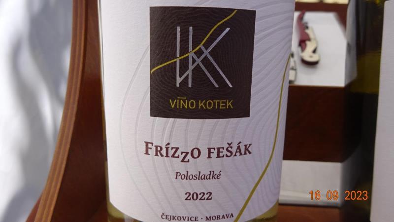 FRÍZZO FEŠÁK 2022, bílé víno polosladké, alk.12,5% obj.