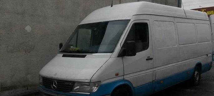 vozidlo MERCEDES 312 D SPRINTER bílé barvy, kontrolovaná osoba Duong Ngo Quang